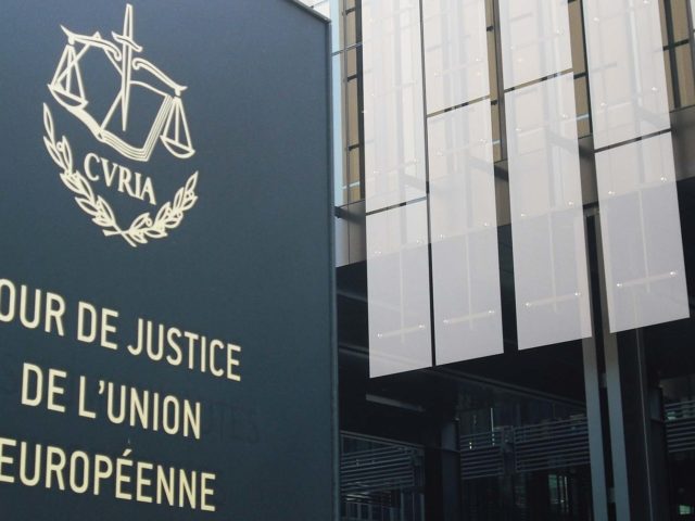 CJUE : discrimination à l’embauche fondée sur l’orientation sexuelle dans le football Panneau devant la Cour de Justice de l