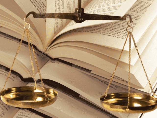 Justice : adaptation au droit de l’UE et aux engagements internationaux de la France Livre et balance de la Justice