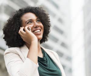 femme joyeuse au téléphone